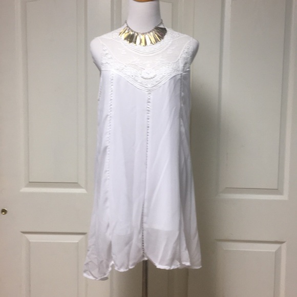 Dresses & Skirts - Beautiful white dress with lace details💞